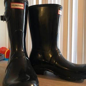 Selling Mid size Hunter rain boots BARELY WORN